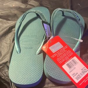 Women flip-flop? Green yes size 7-8